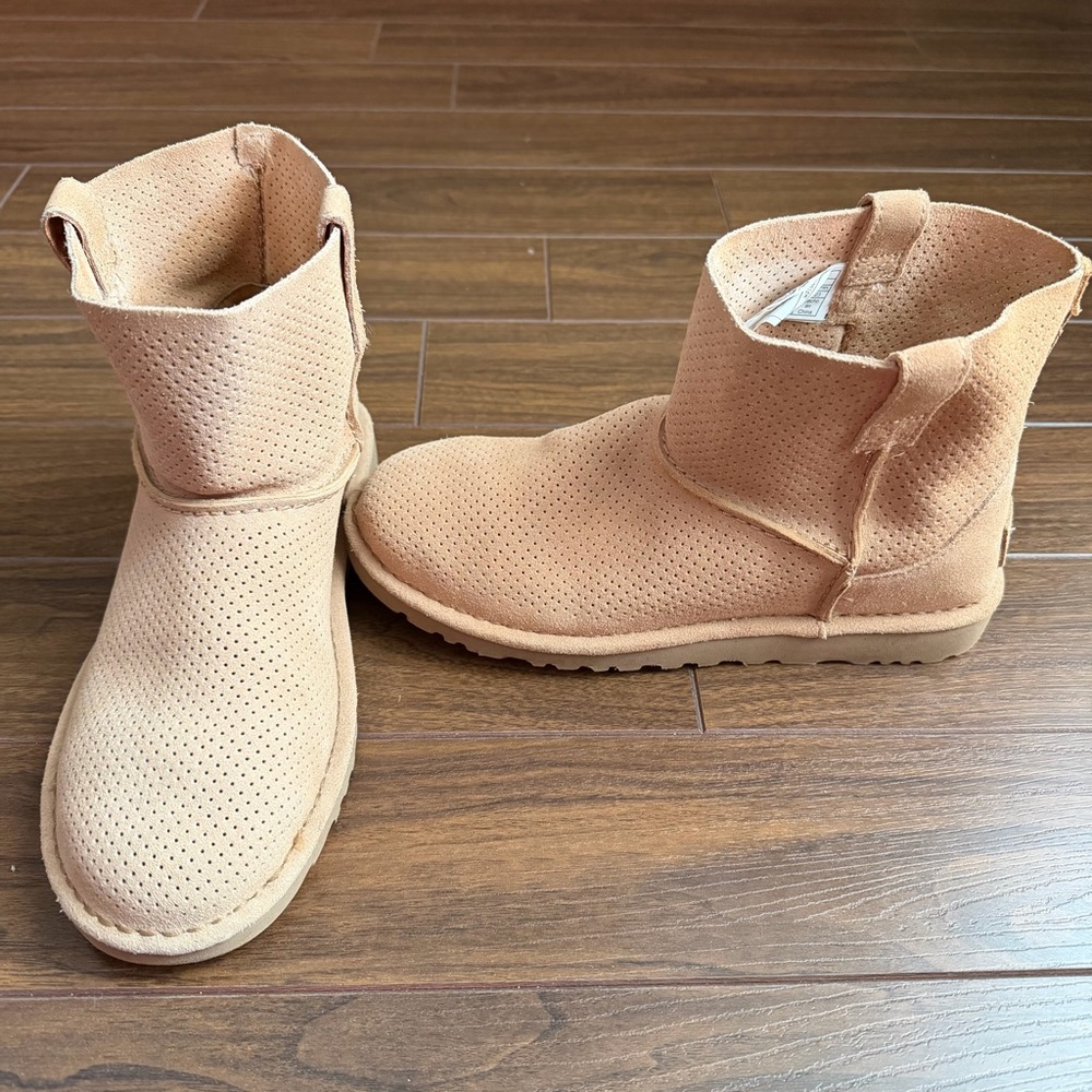 UGG Tawny Classic Mini Unlined Perforated Suede Ankle Boots Size 6 women’s